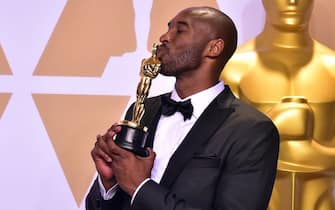 TOPSHOT - Kobe Bryant poses in the press room with the Oscar for Best Animated Short Film for "Dear Basketball," during the 90th Annual Academy Awards on March 4, 2018, in Hollywood, California. (Photo by FREDERIC J. BROWN / AFP)        (Photo credit should read FREDERIC J. BROWN/AFP via Getty Images)
