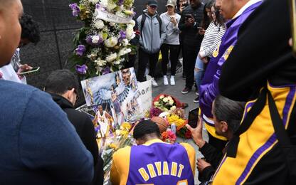 Lacrime allo Staples Center: il tributo per Kobe