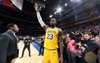 PHILADELPHIA, PA - JANUARY 25: LeBron James #23 of the Los Angeles Lakers thanks the crowd after passing Kobe Bryant for third on NBA's all-time scoring liston January 25, 2020 at the Wells Fargo Center in Philadelphia, Pennsylvania NOTE TO USER: User expressly acknowledges and agrees that, by downloading and/or using this Photograph, user is consenting to the terms and conditions of the Getty Images License Agreement. Mandatory Copyright Notice: Copyright 2020 NBAE (Photo by Nathaniel S. Butler/NBAE via Getty Images)