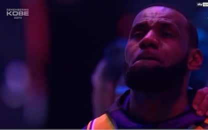 Lacrime di LeBron per Kobe durante l’inno. VIDEO