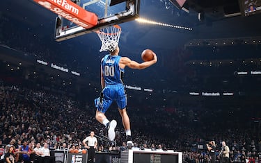 TORONTO, CANADA - FEBRUARY 13: Aaron Gordon #00 of the Orlando Magic dunks the ball during the Verizon Slam Dunk Contest during State Farm All-Star Saturday Night as part of the 2016 NBA All-Star Weekend on February 13, 2016 at Air Canada Centre in Toronto, Ontario, Canada. NOTE TO USER: User expressly acknowledges and agrees that, by downloading and/or using this photograph, user is consenting to the terms and conditions of the Getty Images License Agreement. Mandatory Copyright Notice: Copyright 2016 NBAE (Photo by Nathaniel S. Butler/NBAE via Getty Images)