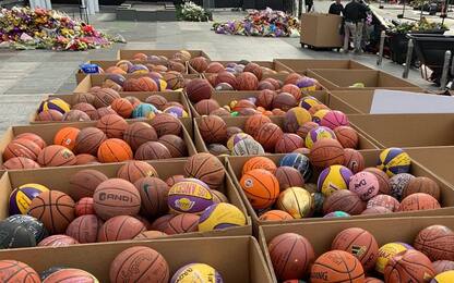 Kobe, ripulito lo Staples: 1300 palloni e non solo