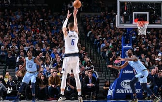 DALLAS, TX - FEBRUARY 5: Kristaps Porzingis #6 of the Dallas Mavericks shoots the ball during a game against the Memphis Grizzlies on February 5, 2020 at the American Airlines Center in Dallas, Texas. NOTE TO USER: User expressly acknowledges and agrees that, by downloading and or using this photograph, User is consenting to the terms and conditions of the Getty Images License Agreement. Mandatory Copyright Notice: Copyright 2020 NBAE (Photo by Glenn James/NBAE via Getty Images)