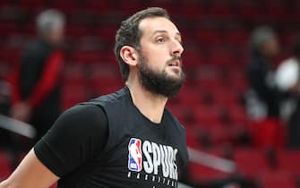 1204516755 PORTLAND, OREGON - FEBRUARY 06: Marco Belinelli #18 of the San Antonio Spurs warms up prior to taking on the Portland Trail Blazers at Moda Center on February 06, 2020 in Portland, Oregon. NOTE TO USER: User expressly acknowledges and agrees that, by downloading and or using this photograph, User is consenting to the terms and conditions of the Getty Images License Agreement. (Photo by Abbie Parr/Getty Images)
