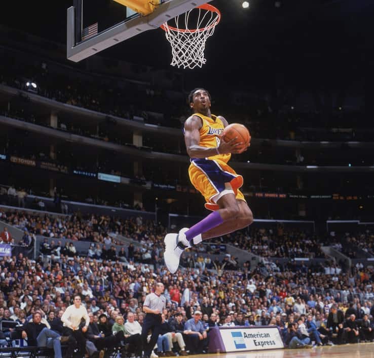 Kobe Bryant vola a schiacciare contro Sacramento nel 2001