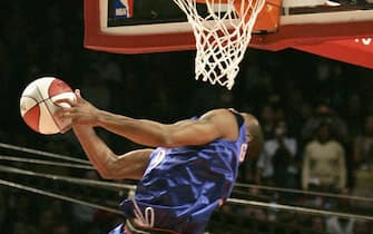 Houston, UNITED STATES:  Andre Iguodala of the Philadelphia 76ers flies to the basket during the Rising Star Slam - Dunk contest 18 February 2006,  part of the 2006 NBA All - Star Game at the Toyota Center in Houston, TX. AFP PHOTO/Robert SULLIVAN  (Photo credit should read ROBERT SULLIVAN/AFP via Getty Images)