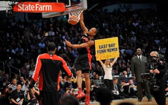 LOS ANGELES - FEBRUARY 19: DeMar DeRozan #10 of the Toronto Raptors dunks during the Sprite Slam Dunk Contest as part of the 2011 All-Star Saturday Night presented by State Farm on February 19, 2011 at the Staples Center in Los Angeles, California. NOTE TO USER: User expressly acknowledges and agrees that, by downloading and/or using this photograph, user is consenting to the terms and conditions of the Getty Images License Agreement.  Mandatory Copyright Notice: Copyright 2011 NBAE (Photo by David Dow/NBAE via Getty Images)