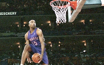 OAKLAND - FEBRUARY 12:  (Sequence 3 of 7) Vince Carter #15 of the Toronto Raptors goes for a dunk during the 2000 NBA All Star Slam Dunk Contest at The Arena In Oakland on February 12, 2000 in Oakland, California. NOTE TO USER: User expressly acknowledges and agrees that, by downloading and or using this photograph, User is consenting to the terms and conditions of the Getty Images License Agreement. Mandatory copyright notice: Copyright NBAE 2000 (Photo by Jesse D. Garrabrant/NBAE via Getty Images)