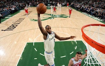 MILWAUKEE, WI - FEBRUARY 10: Khris Middleton #22 of the Milwaukee Bucks drives to the basket during a game against the Sacramento Kings on February 10, 2020 at the Fiserv Forum Center in Milwaukee, Wisconsin. NOTE TO USER: User expressly acknowledges and agrees that, by downloading and or using this Photograph, user is consenting to the terms and conditions of the Getty Images License Agreement. Mandatory Copyright Notice: Copyright 2020 NBAE (Photo by Gary Dineen/NBAE via Getty Images).