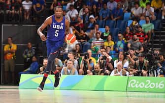 RIO DE JANEIRO, BRAZIL - AUGUST 21:  Kevin Durant #5 of the USA Basketball Men's National Team dribbles the ball against Serbia during the Gold Medal Game on Day 16 of the Rio 2016 Olympic Games on August 21, 2016 at Barra Carioca Arena 1 in Rio de Janerio, Brazil. NOTE TO USER: User expressly acknowledges and agrees that, by downloading and or using this photograph, user is consenting to the terms and conditions of Getty Images License Agreement. Mandatory Copyright Notice: Copyright 2016 NBAE (Photo by Jesse D. Garrabrant/NBAE via Getty Images)