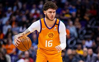 PHOENIX, AZ - JANUARY 31: Tyler Johnson #16 of the Phoenix Suns handles the ball against the Oklahoma City Thunder on January 31, 2020 at Talking Stick Resort Arena in Phoenix, Arizona. NOTE TO USER: User expressly acknowledges and agrees that, by downloading and or using this photograph, user is consenting to the terms and conditions of the Getty Images License Agreement. Mandatory Copyright Notice: Copyright 2020 NBAE (Photo by Zach Beeker/NBAE via Getty Images)