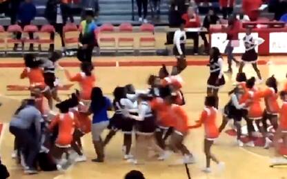 USA, high school: rissa tra cheerleaders. VIDEO