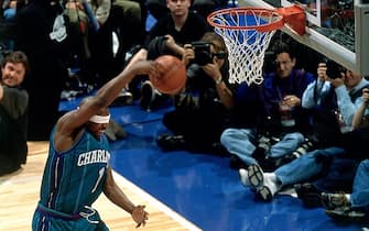 72848047 WASHINGTON D.C. - FEBRUARY 10: Baron Davis #1 of the Charlotte Hornets elevates for a dunk during the 2001 Slam Dunk Contest held on February 10, 2001 at the MIC Center in Washington, D.C. NOTE TO USER: User expressly acknowledges that, by downloading and or using this photograph, User is consenting to the terms and conditions of the Getty Images License agreement. Mandatory Copyright Notice: Copyright 2001 NBAE (Photo by Bill Baptist/NBAE via Getty Images)