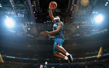 WASHINGTON D.C. - FEBRUARY 10:  Baron Davis #1 of the Charlotte Hornets elevates for a dunk during the 2001 Slam Dunk Contest held on February 10, 2001 at the MIC Center in Washington, D.C. NOTE TO USER: User expressly acknowledges that, by downloading and or using this photograph, User is consenting to the terms and conditions of the Getty Images License agreement. Mandatory Copyright Notice: Copyright 2001 NBAE (Photo by Andrew D. Bernstein/NBAE via Getty Images)