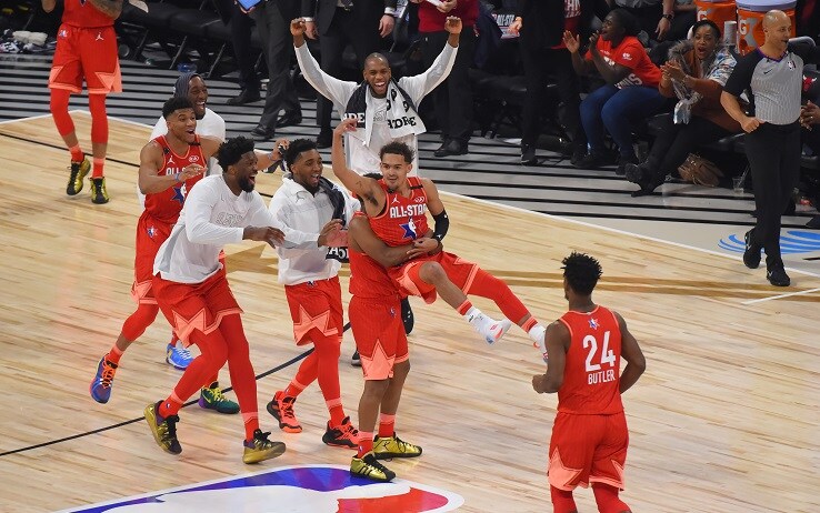 Trae Young travolto dai compagni del Team Giannis