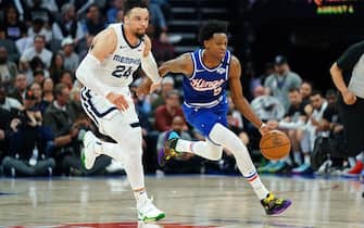 1207669570 SACRAMENTO, CALIFORNIA - FEBRUARY 20: De'Aaron Fox #5 of the Sacramento Kings runs up the court against Dillon Brooks #24 of the Memphis Grizzlies during a fast break in the second half at Golden 1 Center on February 20, 2020 in Sacramento, California. NOTE TO USER: User expressly acknowledges and agrees that, by downloading and/or using this photograph, user is consenting to the terms and conditions of the Getty Images License Agreement. (Photo by Daniel Shirey/Getty Images)