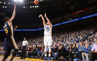 OAKLAND, CA - DECEMBER 23:  Stephen Curry #30 of the Golden State Warriors shoots the ball against the Utah Jazz on December 13, 2015 at ORACLE Arena in Oakland, California. NOTE TO USER: User expressly acknowledges and agrees that, by downloading and or using this photograph, user is consenting to the terms and conditions of Getty Images License Agreement. Mandatory Copyright Notice: Copyright 2015 NBAE (Photo by Noah Graham/NBAE via Getty Images)