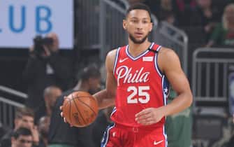 1202654377 MILWAUKEE, WI - FEBRUARY 22: Ben Simmons #25 of the Philadelphia 76ers handles the ball against the Milwaukee Bucks on February 22, 2020 at the Fiserv Forum in Milwaukee, Wisconsin. NOTE TO USER: User expressly acknowledges and agrees that, by downloading and or using this photograph, user is consenting to the terms and conditions of the Getty Images License Agreement. Mandatory Copyright Notice: Copyright 2020 NBAE (Photo by Gary Dineen/NBAE via Getty Images)