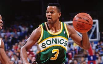 SACRAMENTO, CA - 1991: Dale Ellis #3 of the Seattle SuperSonics dribbles against the Sacramento Kings circa 1991 at Arco Arena in Sacramento, California. NOTE TO USER: User expressly acknowledges and agrees that, by downloading and/or using this Photograph, user is consenting to the terms and conditions of the Getty Images License Agreement. Mandatory Copyright Notice: Copyright 1991 NBAE (Photo by Rocky Widner/NBAE via Getty Images)