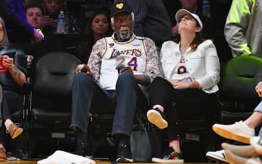 LOS ANGELES, CALIFORNIA - FEBRUARY 23: Celtics legend Bill Russell wears a Kobe Bryant Jersey to a basketball game between the Los Angeles Lakers and the Boston Celtics at Staples Center on February 23, 2020 in Los Angeles, California. (Photo by Allen Berezovsky/Getty Images)