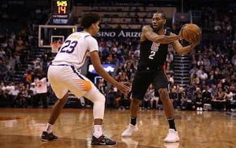 PHOENIX, ARIZONA - FEBRUARY 26: Kawhi Leonard #2 of the LA Clippers looks to pass the ball against Cameron Johnson #23 of the Phoenix Suns during the first half of the NBA game at Talking Stick Resort Arena on February 26, 2020 in Phoenix, Arizona. NOTE TO USER: User expressly acknowledges and agrees that, by downloading and or using this photograph, user is consenting to the terms and conditions of the Getty Images License Agreement. Mandatory Copyright Notice: Copyright 2020 NBAE. (Photo by Christian Petersen/Getty Images)