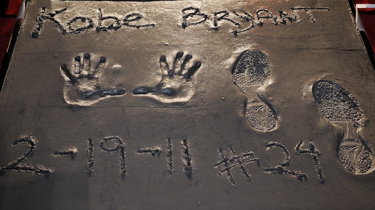 L'impronta delle mani di Kobe Bryant, lasciata in ricordo al famoso teatro di Los Angeles