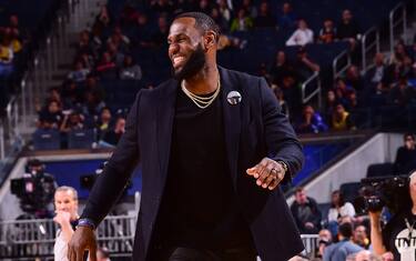 Draymond Green espulso, LeBron se la ride. VIDEO