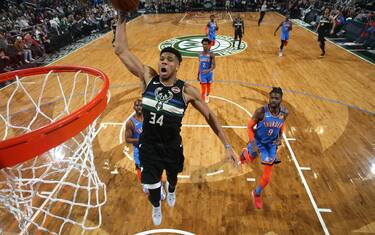 Giannis travolge OKC, Zion riapre la corsa playoff