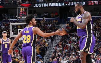 NEW ORLEANS, LA - MARCH 1: Quinn Cook #28 of the Los Angeles Lakers and LeBron James #23 of the Los Angeles Lakers high five during the game against the New Orleans Pelicans on March 1, 2020 at the Smoothie King Center in New Orleans, Louisiana. NOTE TO USER: User expressly acknowledges and agrees that, by downloading and or using this Photograph, user is consenting to the terms and conditions of the Getty Images License Agreement. Mandatory Copyright Notice: Copyright 2020 NBAE (Photo by Layne Murdoch Jr./NBAE via Getty Images)
