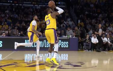 Chiamatelo Logo-LeBron: segna da metà campo. VIDEO