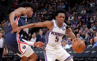 SACRAMENTO, CA - MARCH 3: De'Aaron Fox #5 of the Sacramento Kings handles the ball against the Washington Wizards on March 3, 2020 at Golden 1 Center in Sacramento, California. NOTE TO USER: User expressly acknowledges and agrees that, by downloading and or using this Photograph, user is consenting to the terms and conditions of the Getty Images License Agreement. Mandatory Copyright Notice: Copyright 2020 NBAE (Photo by Rocky Widner/NBAE via Getty Images)