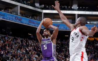 SACRAMENTO, CA - MARCH 8: De'Aaron Fox #5 of the Sacramento Kings shoots the ball during a game against the Toronto Raptors on March 8, 2020 at Golden 1 Center in Sacramento, California. NOTE TO USER: User expressly acknowledges and agrees that, by downloading and or using this Photograph, user is consenting to the terms and conditions of the Getty Images License Agreement. Mandatory Copyright Notice: Copyright 2020 NBAE (Photo by Rocky Widner/NBAE via Getty Images)