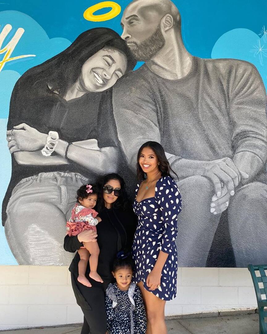 Vanessa Bryant e figlie davanti al murales per Kobe Bryant e Gigi