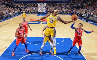 PHILADELPHIA, PA - JANUARY 25: Dwight Howard #39 of the Los Angeles Lakers grabs the rebound against the Philadelphia 76ers on January 25, 2020 at the Wells Fargo Center in Philadelphia, Pennsylvania NOTE TO USER: User expressly acknowledges and agrees that, by downloading and/or using this Photograph, user is consenting to the terms and conditions of the Getty Images License Agreement. Mandatory Copyright Notice: Copyright 2020 NBAE (Photo by Jesse D. Garrabrant/NBAE via Getty Images)