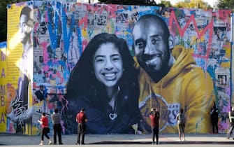 TOPSHOT - People stop to take pictures in front of the new mural by French artist Mr. Brainwash picturing Kobe Bryant and his daughter Gigi in Los Angeles on January 31, 2020. (Photo by Chris Delmas / AFP) / RESTRICTED TO EDITORIAL USE - MANDATORY MENTION OF THE ARTIST UPON PUBLICATION - TO ILLUSTRATE THE EVENT AS SPECIFIED IN THE CAPTION (Photo by CHRIS DELMAS/AFP via Getty Images)