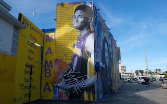 A new mural by French artist Mr. Brainwash picturing Kobe Bryant and his daughter Gigi is seen in Los Angeles on January 31, 2020. (Photo by Chris Delmas / AFP) / RESTRICTED TO EDITORIAL USE - MANDATORY MENTION OF THE ARTIST UPON PUBLICATION - TO ILLUSTRATE THE EVENT AS SPECIFIED IN THE CAPTION (Photo by CHRIS DELMAS/AFP via Getty Images)
