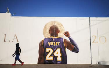 BURBANK, CALIFORNIA - FEBRUARY 16: A mural depicting deceased NBA star Kobe Bryant, painted by Isaac Pelayo, is displayed on a building on February 16, 2020 in Burbank, California. Numerous murals depicting Bryant have been created around greater Los Angeles following their tragic deaths in a helicopter crash which left a total of nine dead. A public memorial service honoring Bryant will be held February 24 at the Staples Center in Los Angeles, where Bryant played most of his career with the Los Angeles Lakers.  (Photo by Mario Tama/Getty Images)