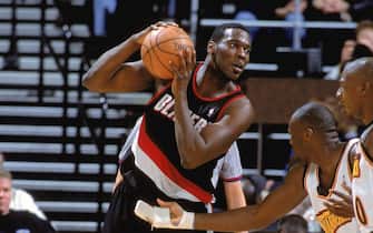 12 Dec 2000:  Shawn Kemp #40 of the Portland Trail Blazers looks to move the ball during the game against the Golden State Warriors at The Arena of Oakland in California. The Trail Blazers defeated the Warriors 101-92. NOTE TO USER: It is expressly understood that the only rights Allsport are offering to license in this Photograph are one-time, non-exclusive editorial rights. No advertising or commercial uses of any kind may be made of Allsport photos. User acknowledges that it is aware that Allsport is an editorial sports agency and that NO RELEASES OF ANY TYPE ARE OBTAINED from the subjects contained in the photographs.Mandatory Credit: Jed Jacobsohn  /Allsport