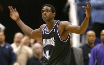 SALT LAKE CITY, UNITED STATES:  This 27 April 2002 picture shows Chris Webber of the Sacramento Kings taunting the crowd after he received a technical foul during the second quarter of game 3, first round of the Western Conference Play-offs in Salt Lake City, Utah. Webber was indicted 09 September 2002 along with several members of his family on charges of lying to the Grand Jury. The indictment states that Webber, his father and aunt did not provide accurate statements in 2000 while testifying to a grand jury and conspired to conceal cash, checks, clothing, jewelry and other benefits that were given by booster Ed Martin to the player and his family between 1988-93. AFP PHOTO/George FREY (Photo credit should read GEORGE FREY/AFP via Getty Images)