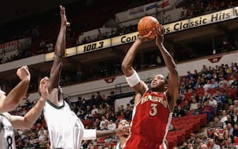 MINNEAPOLIS - DECEMBER 12:  Shareef Abdur-Rahim #3 of the Atlanta Hawks shoots a jump shot during the NBA game against the Minnesota Timberwolves at Target Center on December 12, 2002 in Minneapolis, Minnesota.  The Timberwolves won 113-95.  NOTE TO USER:  User expressly acknowledges and agrees that, by downloading and or using this Photograph, User is consenting to the terms and conditions of the Getty Images License Agreement.  Mandatory copyright notice:  2002 NBAE.  (Photo by Scott Cunningham/NBAE via Getty Images) 
