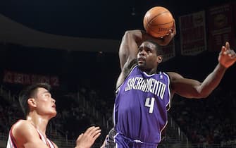 HOUSTON - DECEMBER 10:  Chris Webber #4 of the Sacramento Kings goes to dunk against Yao Ming #11 of the Houston Rockets during the NBA game at Compaq Center on December 10, 2002 in Houston, Texas.  The Rockets won 103-96.  NOTE TO USER: User expressly acknowledges and agrees that, by downloading and or using this Photograph, User is consenting to the terms and conditions of the Getty Images License Agreement.  Mandatory copyright notice:  Copyright 2002 NBAE  (Photo by: Bill Baptist/NBAE via Getty Images)