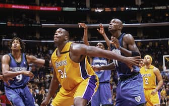 1682335 LOS ANGELES - DECEMBER 1: Shaquille O'Neal #34 of the Los Angeles Lakers looks for the rebound as he guards Kevin Garnett #21 of the Minnesota Timberwolves at Staples Center on December 1, 2002 in Los Angeles, California. The Timberwolves won 110-107.NOTE TO USER: User expressly acknowledges and agrees that, by downloading and/or using this Photograph, User is consenting to the terms and conditions of the Getty Images License Agreement. Mandatory copyright notice: Copyright 2002 NBAE (Photo by: Andrew D Bernstein/NBAE via Getty Images)