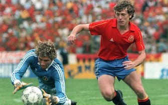 Belgian goalkeeper Jean Marie Pfaff (L) dives to catch the ball in front of Spanish forward Emilio Butragueno during the World Cup quarterfinal soccer match between Spain and Belgium 22 June 1986 in Puebla. Belgium advanced to the semifinals winning 5-4 on penalty kicks at the end of extra time (1-1 at the end of regulation). AFP PHOTO (Photo credit should read STAFF/AFP via Getty Images)