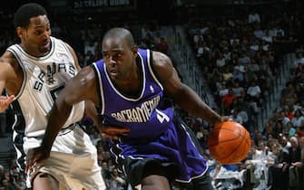 SAN ANTONIO - MARCH 31:  Chris Webber #4 of the Sacramento Kings drives around Robert Horry #5 of the San Antonio Spurs during the game at SBC Center on March 31, 2004 in San Antonio, Texas.  The Spurs won 107-89.  NOTE TO USER: User expressly acknowledges and agrees that, by downloading and or using this photograph, User is consenting to the terms and conditions of the Getty Images License Agreement.  (Photo by D.Clarke Evans/NBAE via Getty Images)