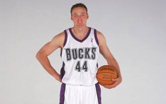 MILWAUKEE - OCTOBER 4:  Keith Van Horn #44 of the Milwaukee Bucks poses for a portrait during NBA Media Day on October 4, 2004 in Milwaukee, Wisconsin.    NOTE TO USER: User expressly acknowledges and agrees that, by downloading and/or using this Photograph, user is consenting to the terms and conditions of the Getty Images License Agreement. Mandatory Copyright Notice: Copyright 2004 NBAE (Photo by: Gary Dineen/NBAE via Getty Images)
 *** Local Caption *** Keith Van Horn