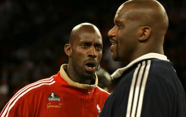 LAS VEGAS, NV - FEBRUARY 18: Kevin Garnett of the Western Conference talks with Shaquille O'Neal of the Eastern Conference prior to the 2007 NBA All-Star Game on February 18, 2007 at the Thomas and Mack Center in Las Vegas, Nevada.
 NOTE TO USER:User expressly acknowledges and agrees that, by downloading and/or using this Photograph, user is consenting to the terms and conditions of the Getty Images License Agreement. Mandatory Copyright Notice: Copyright 2007 NBAE (Photo by Garrett Ellwood/NBAE via Getty Images).