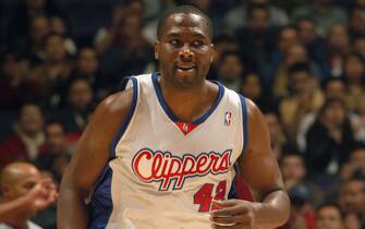 LOS ANGELES - NOVEMBER 29:  Elton Brand #42 of the Los Angeles Clippers runs up the court during the game against the Cleveland Cavaliers at Staples Center on November 29, 2004 in Los Angeles, California.  The Clippers won 94-82.  NOTE TO USER: User expressly acknowledges and agrees that, by downloading and/or using this Photograph, user is consenting to the terms and conditions of the Getty Images License Agreement. Mandatory Copyright Notice: Copyright 2004 NBAE (Photo by Noah Graham/NBAE via Getty Images) *** Local Caption *** Elton Brand 