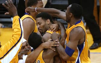 LOS ANGELES, UNITED STATES:  Robert Horry (C) of the Los Angeles Lakers is mobbed by his teammates after he made the winning three-point basket to give the Lakers a 100-99 victory over the Sacramento Kings during Game 4 of the Western Conference Finals at the Staples Center in Los Angeles 26 May, 2002. The Lakers tied the best-of-seven series 2-2.    AFP PHOTO/Robert SULLIVAN (Photo credit should read ROBERT SULLIVAN/AFP via Getty Images)