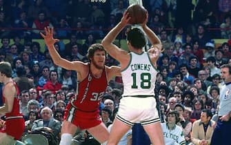 BOSTON - 1979: Bill Walton #32 of the Portland Trail Blazers defends against Dave Cowens #18 of the Boston Celtics during a game played circa 1979 at the Boston Garden in Boston, Massachusetts. NOTE TO USER: User expressly acknowledges and agrees that, by downloading and or using this photograph, User is consenting to the terms and conditions of the Getty Images License Agreement. Mandatory Copyright Notice: Copyright 1979 NBAE (Photo by Dick Raphael/NBAE via Getty Images)