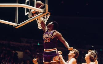 INGLEWOOD - 1990:   Paul Silas #29 of the Phoenix Suns goes to the basket against the Los Angeles Lakers circa 1990 at the Great Western Forum in Inglewood, California. NOTE TO USER: User expressly acknowledges and agrees that, by downloading and or using this photograph, User is consenting to the terms and conditions of the Getty Images License Agreement. Mandatory Copyright Notice: Copyright 1990 NBAE (Photo by Wen Roberts/NBAE via Getty Images)
